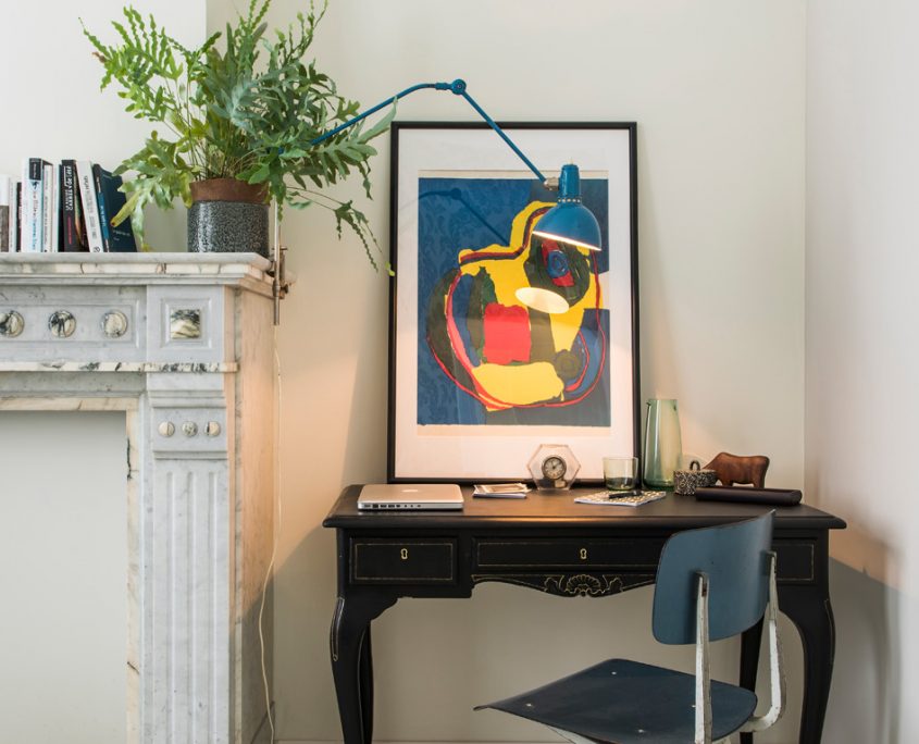 Example of a working area with a vintage desk at our furnished apartments in Brussels.